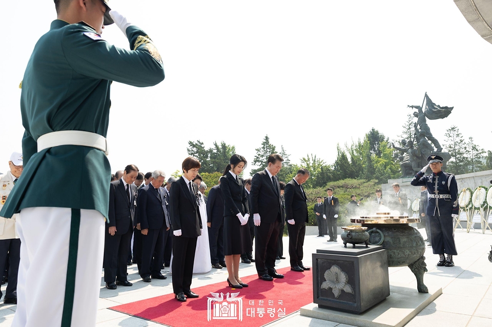 윤석열 대통령과 김건희 여사가 6일 서울 동작구 국립서울현충원에서 열린 ‘제69회 현충일 추념식’에서 현충탑을 참배하고 있다.