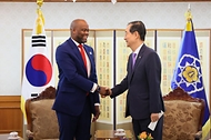 한덕수 국무총리가 5일 서울 종로구 정부서울청사에서 웸켈레 케베츠웨 메네(Wamkele Keabetswe Mene) 아프리카대륙자유무역지대(AfCFTA) 사무총장을 접견하며 인사를 나누고 있다.
