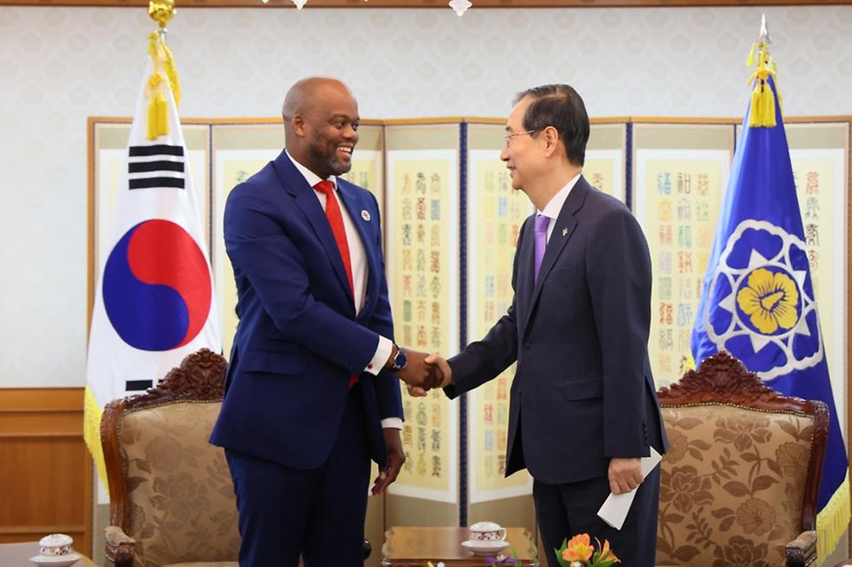 한덕수 국무총리가 5일 서울 종로구 정부서울청사에서 웸켈레 케베츠웨 메네(Wamkele Keabetswe Mene) 아프리카대륙자유무역지대(AfCFTA) 사무총장을 접견하며 인사를 나누고 있다.