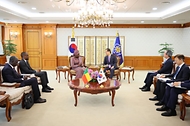 한덕수 국무총리가 5일 서울 종로구 정부서울청사에서 마리암 차비 탈라타 (Mariam Chabi Talata) 베냉 부통령과 양자회담을 하고 있다.