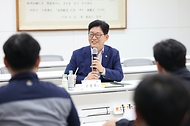 고광효 관세청장이 4일(화) CJ제일제당 인천공장을 방문해 업계의 애로사항을 청취하고 생활물가 안정을 위한 관세행정 상 지원방안을 논의하고 있다.