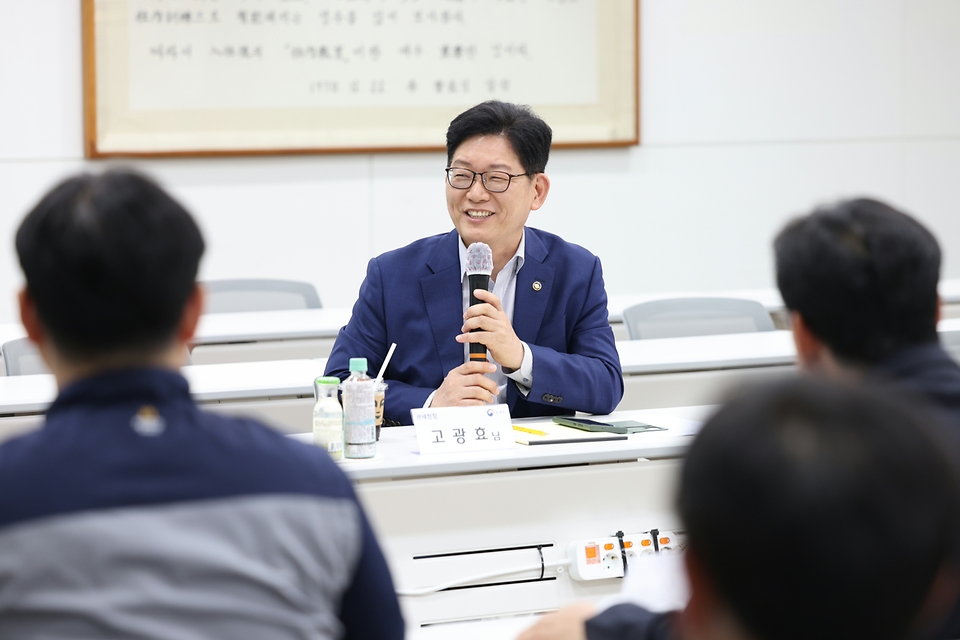 고광효 관세청장이 4일(화) CJ제일제당 인천공장을 방문해 업계의 애로사항을 청취하고 생활물가 안정을 위한 관세행정 상 지원방안을 논의하고 있다.