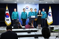한덕수 국무총리가 9일 서울 종로구 정부서울청사에서 서울의대·서울대병원 교수들의 17일 전면 휴진과 대한의사협회(의협) 집단휴진이 예고된 가운데 의료개혁 및 의료계 집단행동 관련 브리핑을 하고 있다. 