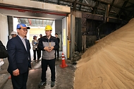 고광효 관세청장이 4일(화) CJ제일제당 인천공장을 방문해 업계의 애로사항을 청취하고 생산현장을 둘러보고 있다.
