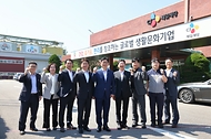 고광효 관세청장이 4일(화) CJ제일제당 인천공장을 방문해 생산현장을 둘러본 후 관계자들과 기념촬영을 하고 있다.