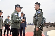 F-4E 팬텀 전투기 조종사가 7일 경기 수원시 공군 10전투비행단에서 열린 ‘F-4 팬텀 퇴역식’에서 마지막 비행임무를 마치고 신원식 국방부 장관에게 임무종료 보고를 하며 조종간을 전달하고 있다.