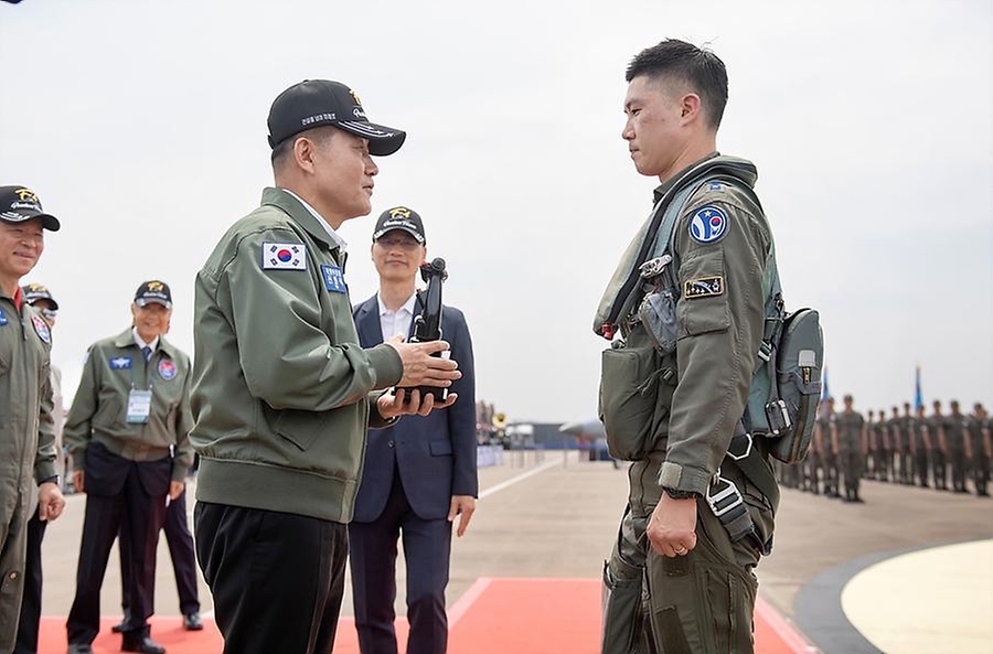 F-4E 팬텀 전투기 조종사가 7일 경기 수원시 공군 10전투비행단에서 열린 ‘F-4 팬텀 퇴역식’에서 마지막 비행임무를 마치고 신원식 국방부 장관에게 임무종료 보고를 하며 조종간을 전달하고 있다.