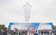 공군 특수비행팀 블랙이글스가 7일 경기 수원시 공군 10전투비행단에서 열린 ‘F-4 팬텀 퇴역식’에서 축하 비행을 펼치고 있다.