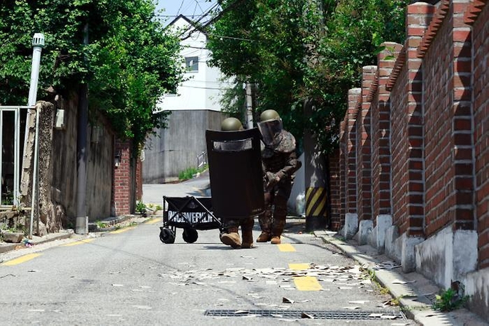 육군수도방위사령부 예하 56보병사단 위험성폭발물개척팀 장병들이 9일 서울 종로구 구기동 주택가에서 북한이 살포한 오물풍선의 위험성 확인을 위해 진입하고 있다. 