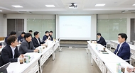 고광효 관세청장이 4일(화) CJ제일제당 인천공장을 방문해 업계의 애로사항을 청취하고 생활물가 안정을 위한 관세행정 상 지원방안을 논의하고 있다.