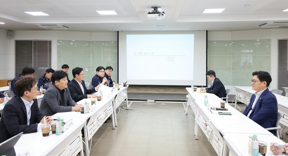 고광효 관세청장이 4일(화) CJ제일제당 인천공장을 방문해 업계의 애로사항을 청취하고 생활물가 안정을 위한 관세행정 상 지원방안을 논의하고 있다.