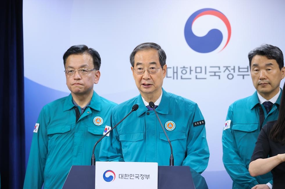 한덕수 국무총리가 9일 서울 종로구 정부서울청사에서 의료개혁 및 의료계 집단행동 관련 브리핑을 하고 있다.