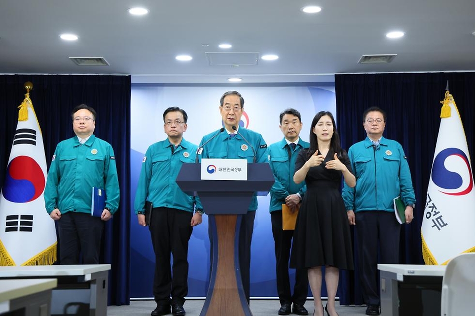한덕수 국무총리가 9일 서울 종로구 정부서울청사에서 의료개혁 및 의료계 집단행동 관련 브리핑을 하고 있다.