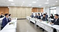 고광효 관세청장이 4일(화) CJ제일제당 인천공장을 방문해 업계의 애로사항을 청취하고 생활물가 안정을 위한 관세행정 상 지원방안을 논의하고 있다.