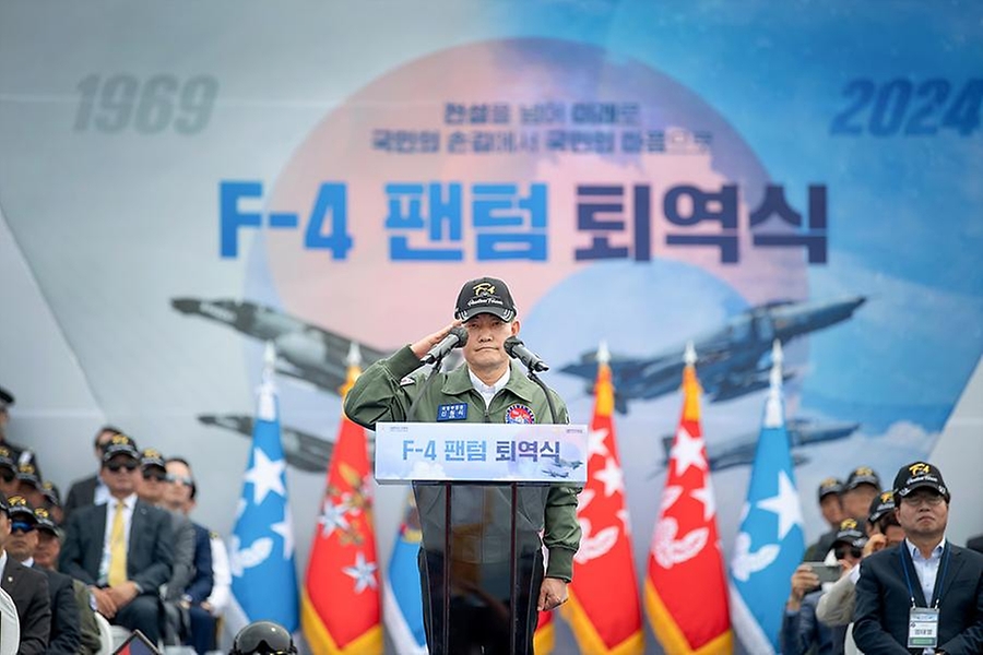 신원식 국방부 장관이 7일 경기 수원시 공군 10전투비행단에서 열린 ‘F-4 팬텀 퇴역식’에서 경례하고 있다.
