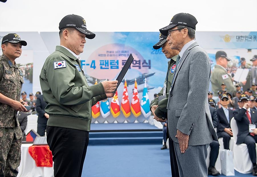 신원식 국방부 장관이 7일 경기 수원시 공군 10전투비행단에서 열린 ‘F-4 팬텀 퇴역식’에서 이종욱 예비역 준위에게 감사장을 전달하고 있다.