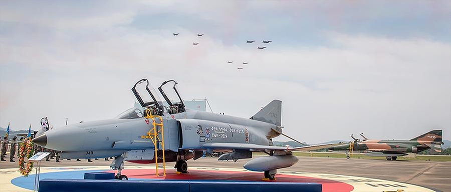 공군 특수비행팀 블랙이글스가 7일 경기 수원시 공군 10전투비행단에서 열린 ‘F-4 팬텀 퇴역식’에서 축하 비행을 펼치고 있다.