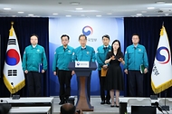 한덕수 국무총리가 9일 서울 종로구 정부서울청사에서 의료개혁 및 의료계 집단행동 관련 브리핑을 하고 있다. (왼쪽부터 조규홍 보건복지부 장관, 최상목 경제부총리 겸 기획재정부 장관, 한덕수 국무총리, 이주호 사회부총리 겸 교육부 장관, 방기선 국무조정실장)