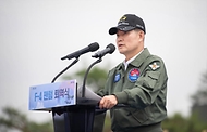 신원식 국방부 장관이 7일 경기 수원시 공군 10전투비행단에서 열린 ‘F-4 팬텀 퇴역식’에서 축사를 하고 있다.