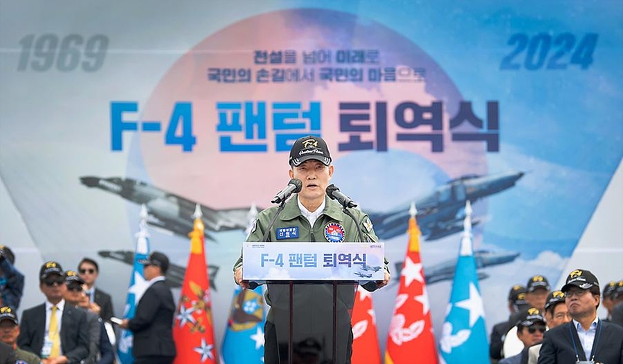신원식 국방부 장관이 7일 경기 수원시 공군 10전투비행단에서 열린 ‘F-4 팬텀 퇴역식’에서 축사를 하고 있다.