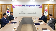 고광효 관세청장이 7일(금) 부산광역시청에서 진행한 부산세관 옛 청사 복원사업 MOU 체결식에 참석해 관계자들과 대화를 나누고 있다.