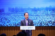 한덕수 국무총리가 10일 서울 종로구 서울시청에서 열린 ‘제37주년 6·10민주항쟁 기념식’에서 기념사를 하고 있다. 