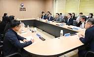 최상목 경제부총리 겸 기획재정부 장관이 10일 충남 천안시 고용노동부 천안지청을 방문, 근로자 및 사업주와 간담회를 하고 있다. 