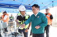 백원국 국토교통부 2차관이 10일 공주시 계룡면 봉명1리 소재 국도 23호선 비탈면 현장을 찾아 안전 점검을 하고 있다. 
