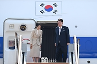 윤석열 대통령과 김건희 여사가 10일 경기도 성남시 서울공항에서 투르크메니스탄, 우즈베키스탄, 카자흐스탄 등 중앙아시아 3개국 방문차 출국하며 전용기인 공군 1호기에 올라 인사하고 있다.