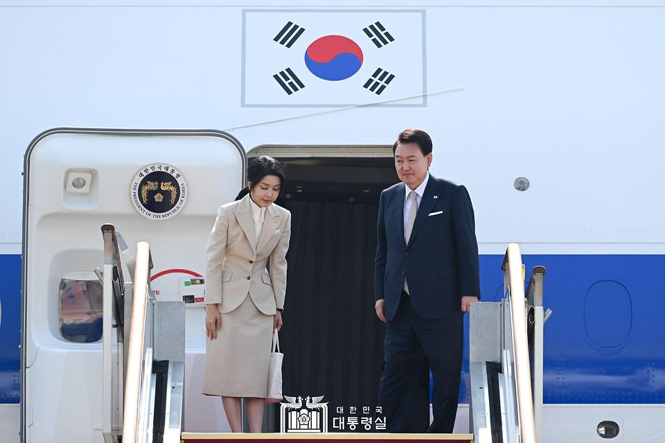 윤석열 대통령과 김건희 여사가 10일 경기도 성남시 서울공항에서 투르크메니스탄, 우즈베키스탄, 카자흐스탄 등 중앙아시아 3개국 방문차 출국하며 전용기인 공군 1호기에 올라 인사하고 있다.