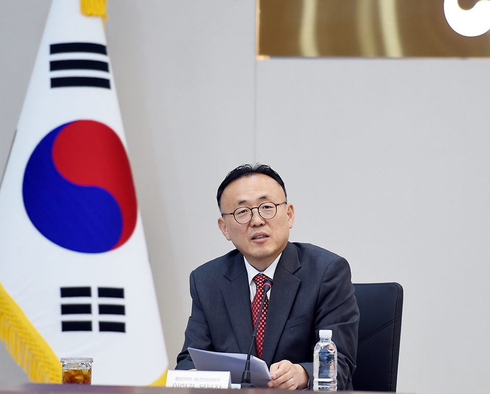 이한경 행정안전부 재난안전관리본부장이 10일 정부세종청사에서 열린 ‘제5차 국가안전관리기본계획 수립 관계기관 대책회의’를 주재하고 있다.