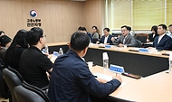 최상목 경제부총리 겸 기획재정부 장관이 10일 충남 천안시 고용노동부 천안지청을 방문, 근로자 및 사업주와 간담회를 하고 있다. 