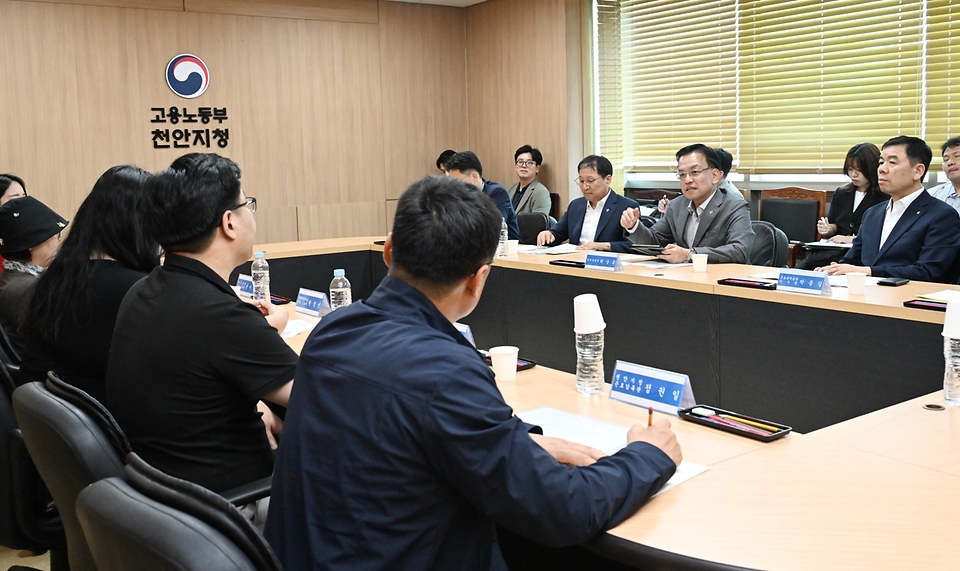 최상목 경제부총리 겸 기획재정부 장관이 10일 충남 천안시 고용노동부 천안지청을 방문, 근로자 및 사업주와 간담회를 하고 있다. 