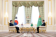윤석열 대통령이 10일(현지시간) 투르크메니스탄 아시가바트 대통령궁에서 세르다르 베르디무함메도프(Serdar Berdymukhammedov) 투르크메니스탄 대통령과 한-투르크메니스탄 단독회담을 하고 있다. 