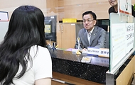 최상목 경제부총리 겸 기획재정부 장관이 10일 충남 천안시 고용노동부 천안지청을 방문, 민원상담실 일일고객지원관으로 민원인과 상담하고 있다.