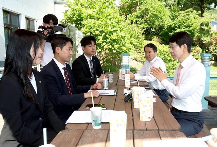 박종민 국민권익위원회 부위원장 겸 중앙행정심판위원장이 29일 대전 유성구 한밭대학교를 방문, 대학 총학생회장단과 만나 고충과 건의사항을 청취하고 학교 주요 현안 등을 논의하고 있다.