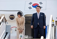 윤석열 대통령과 김건희 여사가 10일 경기도 성남시 서울공항에서 투르크메니스탄, 우즈베키스탄, 카자흐스탄 등 중앙아시아 3개국 방문차 출국하며 전용기인 공군 1호기에 올라 인사하고 있다.