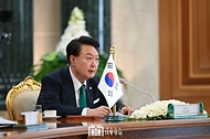 윤석열 대통령이 10일(현지시간) 투르크메니스탄 아시가바트 대통령궁에서 열린 세르다르 베르디무함메도프(Serdar Berdymukhammedov) 투르크메니스탄 대통령과의 한-투르크메니스탄 확대회담에서 발언하고 있다. 