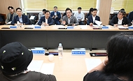 최상목 경제부총리 겸 기획재정부 장관이 10일 충남 천안시 고용노동부 천안지청을 방문, 근로자 및 사업주와 간담회를 하고 있다. 
