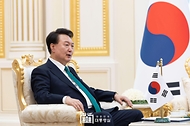윤석열 대통령이 10일(현지시간) 투르크메니스탄 아시가바트 대통령궁에서 세르다르 베르디무함메도프(Serdar Berdymukhammedov) 투르크메니스탄 대통령과 한-투르크메니스탄 단독회담을 하고 있다. 