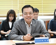 최상목 경제부총리 겸 기획재정부 장관이 10일 충남 천안시 고용노동부 천안지청을 방문, 근로자 및 사업주와 간담회를 하고 있다. 