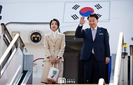 윤석열 대통령과 김건희 여사가 10일 경기도 성남시 서울공항에서 투르크메니스탄, 우즈베키스탄, 카자흐스탄 등 중앙아시아 3개국 방문차 출국하며 전용기인 공군 1호기에 올라 인사하고 있다.
