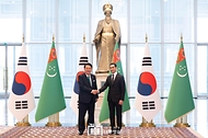 윤석열 대통령이 10일(현지시간) 투르크메니스탄 아시가바트 대통령궁에서 열린 공식 환영식을 마치고 세르다르 베르디무함메도프(Serdar Berdymukhammedov) 투르크메니스탄 대통령과 기념 촬영을 하고 있다.