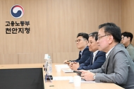최상목 경제부총리 겸 기획재정부 장관이 10일 충남 천안시 고용노동부 천안지청을 방문, 근로자 및 사업주와 간담회를 하고 있다. 