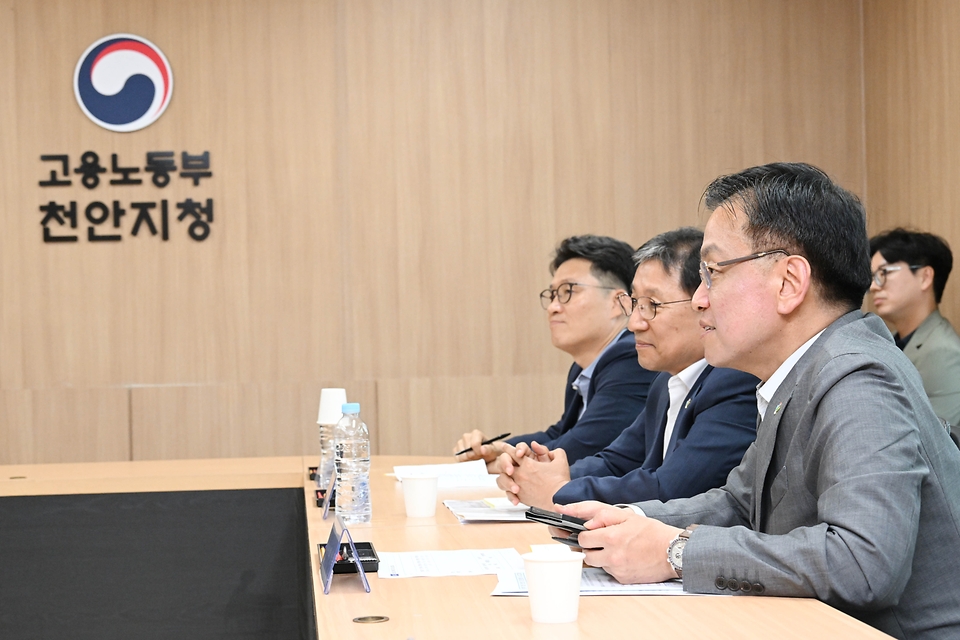최상목 경제부총리 겸 기획재정부 장관이 10일 충남 천안시 고용노동부 천안지청을 방문, 근로자 및 사업주와 간담회를 하고 있다. 