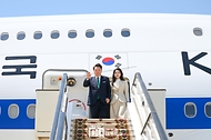 윤석열 대통령과 김건희 여사가 10일(현지시간) 투르크메니스탄 아시가바트 공항에 도착해 전용기인 공군 1호기에서 내리며 인사하고 있다. 