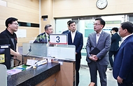 최상목 경제부총리 겸 기획재정부 장관이 10일 충남 천안시 고용노동부 천안지청을 방문해 시설을 둘러보고 있다.