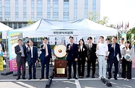 박종민 국민권익위원회 부위원장 겸 중앙행정심판위원장이 29일 대전 유성구 한밭대학교에 마련된 권익위 ‘응답하라! 2024 청춘신문고’ 부스를 방문해 참석자들과 기념 촬영을 하고 있다.
