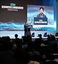 유국희 원안위 위원장이 11일 경북 경주시 경주화백컨벤션센터(HICO)에서 ‘안전한 원자력, 안전한 미래’라는 주제로 개최된 ‘2024 원자력안전규제정보회의’에서 ‘미래를 준비하는 원자력안전 규제방향’을 주제로 인사말을 하고 있다.