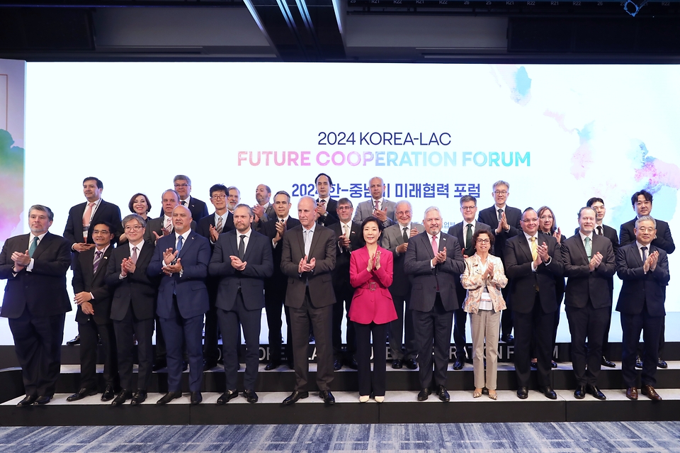 오영주 중소벤처기업부 장관이 10일 서울 종로구 포시즌스 호텔에서 열린 ‘2024 한-중남미 미래협력 포럼’에서 참석자들과 기념 촬영을 하고 있다.